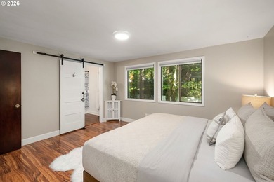 Minutes to downtown Lake Oswego. Boutique shopping, wine bars - photo 18