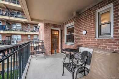 Welcome to 162-41 Powell's Cove Boulevard, Apt 2J. A beautifully - photo 23