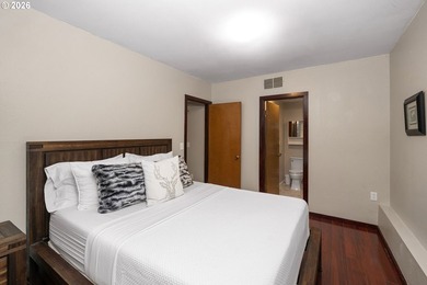 Minutes to downtown Lake Oswego. Boutique shopping, wine bars - photo 24