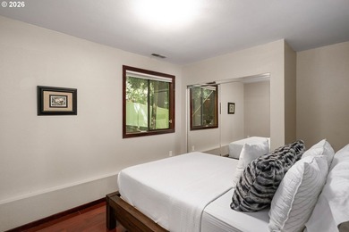 Minutes to downtown Lake Oswego. Boutique shopping, wine bars - photo 25