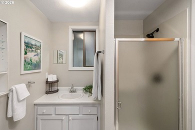 Minutes to downtown Lake Oswego. Boutique shopping, wine bars - photo 26
