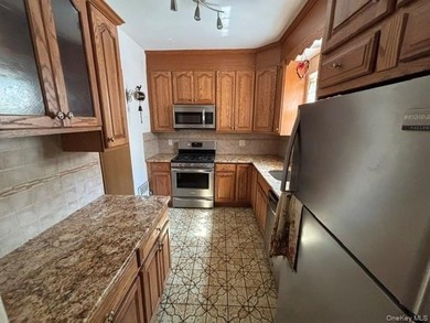 Welcome to this beautiful, detached Tudor styled home situated - photo 7