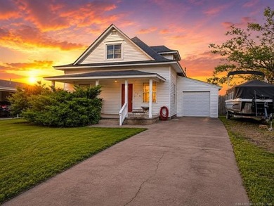 Farmhouse Chic in the Heart of Mannford! This charming 3-bedroom - photo 1