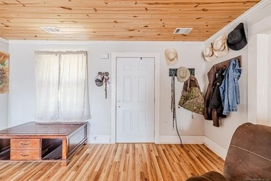 Farmhouse Chic in the Heart of Mannford! This charming 3-bedroom - photo 3