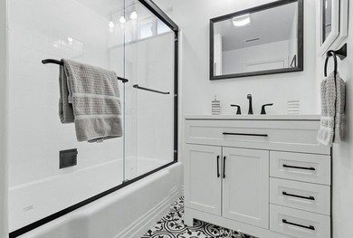 Come see this beautiful, newly renovated 3-bedroom, 2-bathroom - photo 45