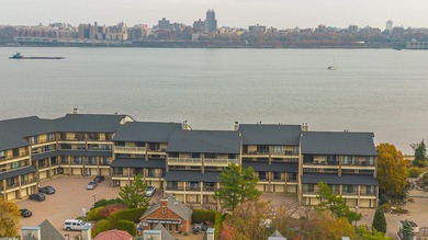Hudson River Townhome/Townhouse For Sale in Edgewater New Jersey
