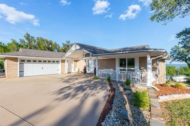 Welcome to your private retreat overlooking beautiful Lake - photo 4
