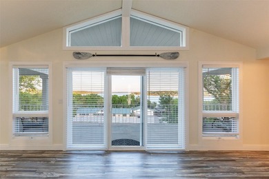 Welcome to your private retreat overlooking beautiful Lake - photo 10
