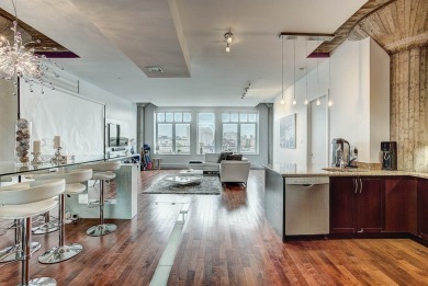 Lake Home For Sale in Montréal (Ville-Marie),