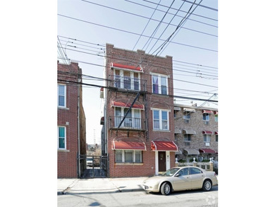 Investment opportunity, amazing building with excellent location - photo 1