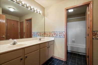 Welcome to this beautifully maintained end-unit townhome - photo 16