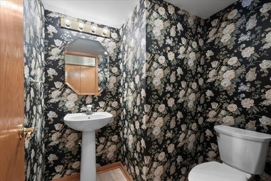 Welcome to this beautifully maintained end-unit townhome - photo 19