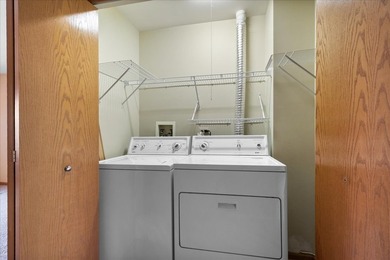 Welcome to this beautifully maintained end-unit townhome - photo 29
