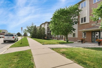 This well-maintained 1-bedroom condo offers a comfortable - photo 2