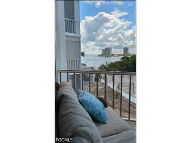 Wake up to sparkling bay views and spend your days enjoying the - photo 4