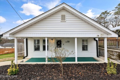 Melton Hill Lake Home For Sale in Clinton Tennessee