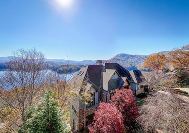 Nestled in the highly sought-after Thunderbird community, this - photo 2