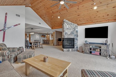 Meticulously maintained & furnished 3rd-floor unit overlooking - photo 2