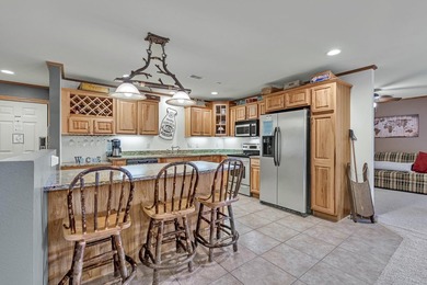 Meticulously maintained & furnished 3rd-floor unit overlooking - photo 6