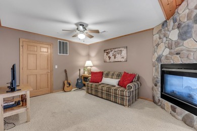Meticulously maintained & furnished 3rd-floor unit overlooking - photo 8