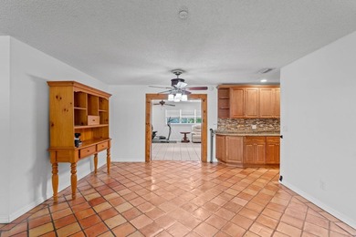 Spacious 4 bedroom, 2 bathroom home, with garage and a versatile - photo 6