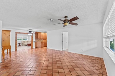 Spacious 4 bedroom, 2 bathroom home, with garage and a versatile - photo 7