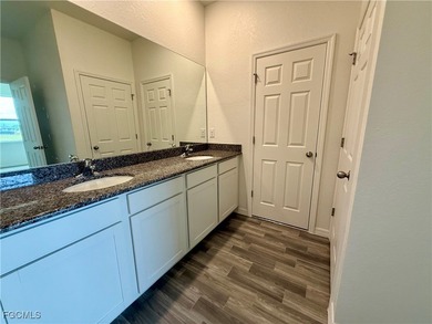 READY NOW!! BRAND NEW HOME!! Impressive Cornerstone Series with - photo 4