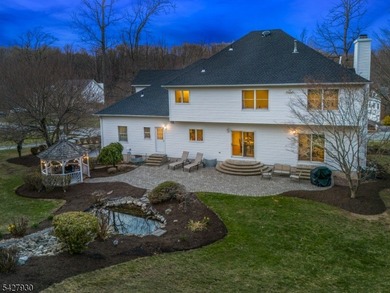 EXPANSIVE 5-BED/3-BATH COLONIAL WITH INCREDIBLE SPACE & PRIVACY! - photo 4