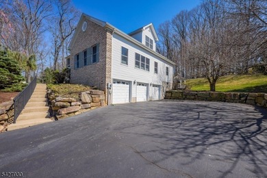 EXPANSIVE 5-BED/3-BATH COLONIAL WITH INCREDIBLE SPACE & PRIVACY! - photo 6