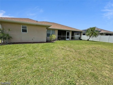 New roof in 2022! Popular open floor plan with 3 bedrooms and a - photo 3