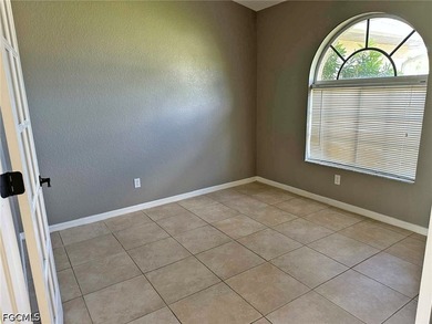 New roof in 2022! Popular open floor plan with 3 bedrooms and a - photo 6