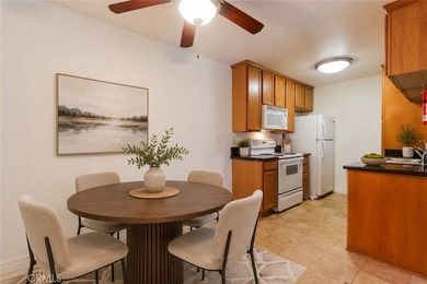Nicely updated first-floor end-unit offering 3 bedrooms, 2 - photo 6