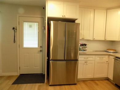 Stunning 3-bedroom home in established neighbor, close to Lake - photo 7