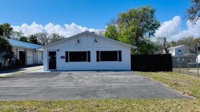 Excellent central location! Versatile 1,500 SF commercial - photo 1