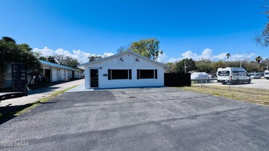 Excellent central location! Versatile 1,500 SF commercial - photo 4