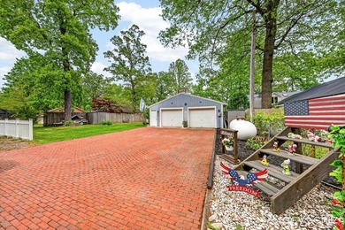 Beautifully maintained lakefront home offering 40 feet of - photo 5