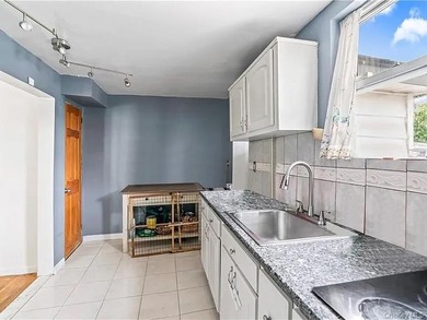 Detached One-Family in the Heart of Canarsie: Space, Parking & - photo 10