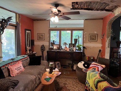 Historic farm house in need of being brought back to its - photo 9