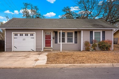3-bedroom, 1-bath home sits in the heart of Kerrville, just - photo 2