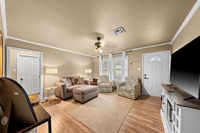 3-bedroom, 1-bath home sits in the heart of Kerrville, just - photo 3
