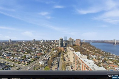 ABSOLUTELY STUNNING! unit 2809 is a recently Fully renovated and - photo 1