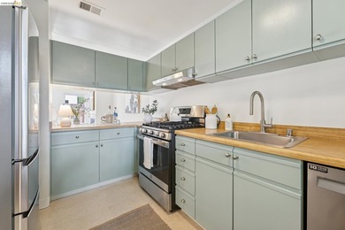 Rarely available Berkeley townhome! Built with a thoughtful - photo 20