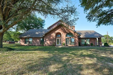 (private lake, pond, creek) Home For Sale in Hooks Texas