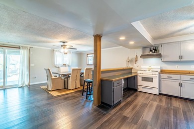 **PRICED TO SELL**Beautifully updated nearly 3000 sqft Lakehouse - photo 3