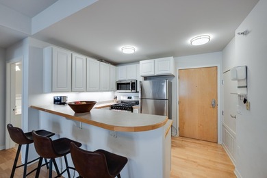 Set in a coveted downtown location just steps from dining - photo 4