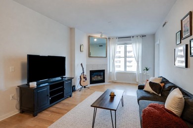 Set in a coveted downtown location just steps from dining - photo 7