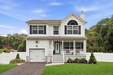 Beautifully appointed colonial on dead end street with private - photo 1