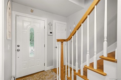 Beautifully appointed colonial on dead end street with private - photo 2