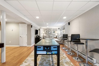 Beautifully appointed colonial on dead end street with private - photo 10