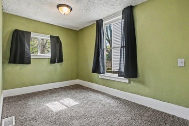 Affordable AND Renovated this charming super clean 3 bedroom - photo 11